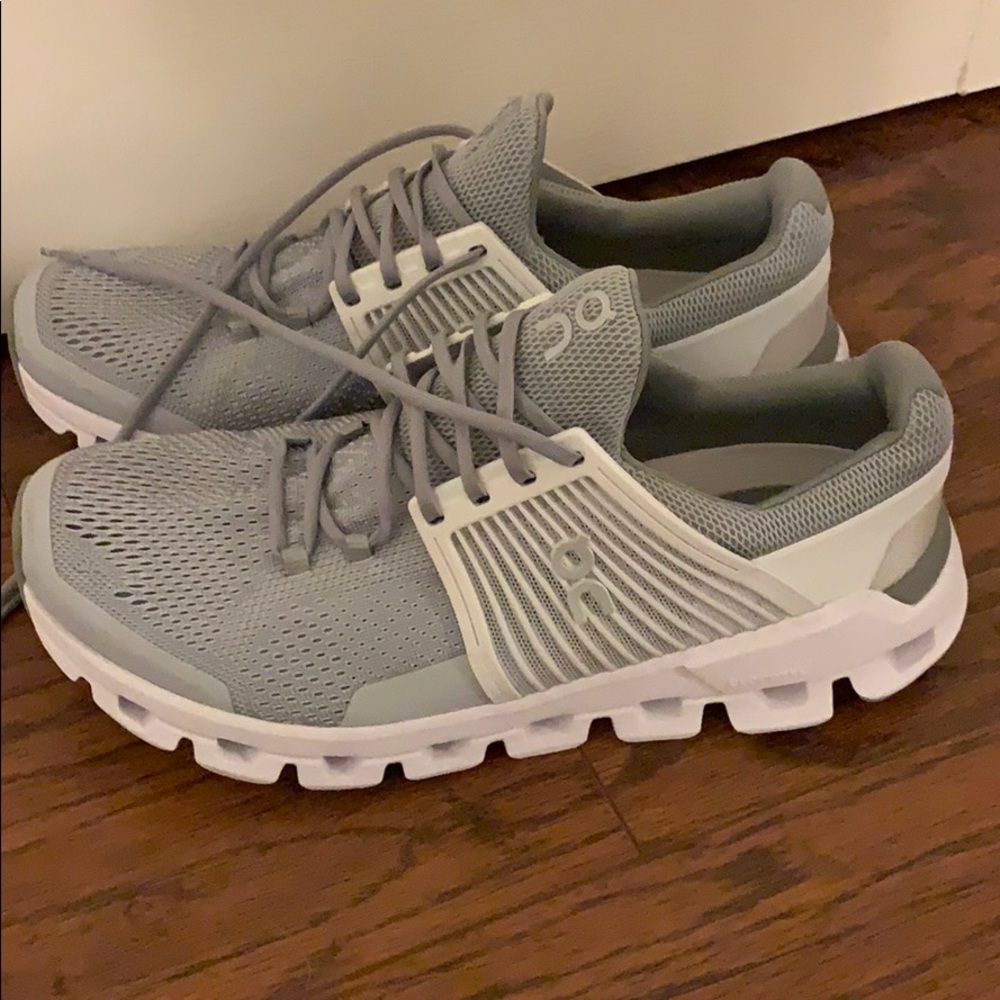 ON Running women’s shoes-like new.